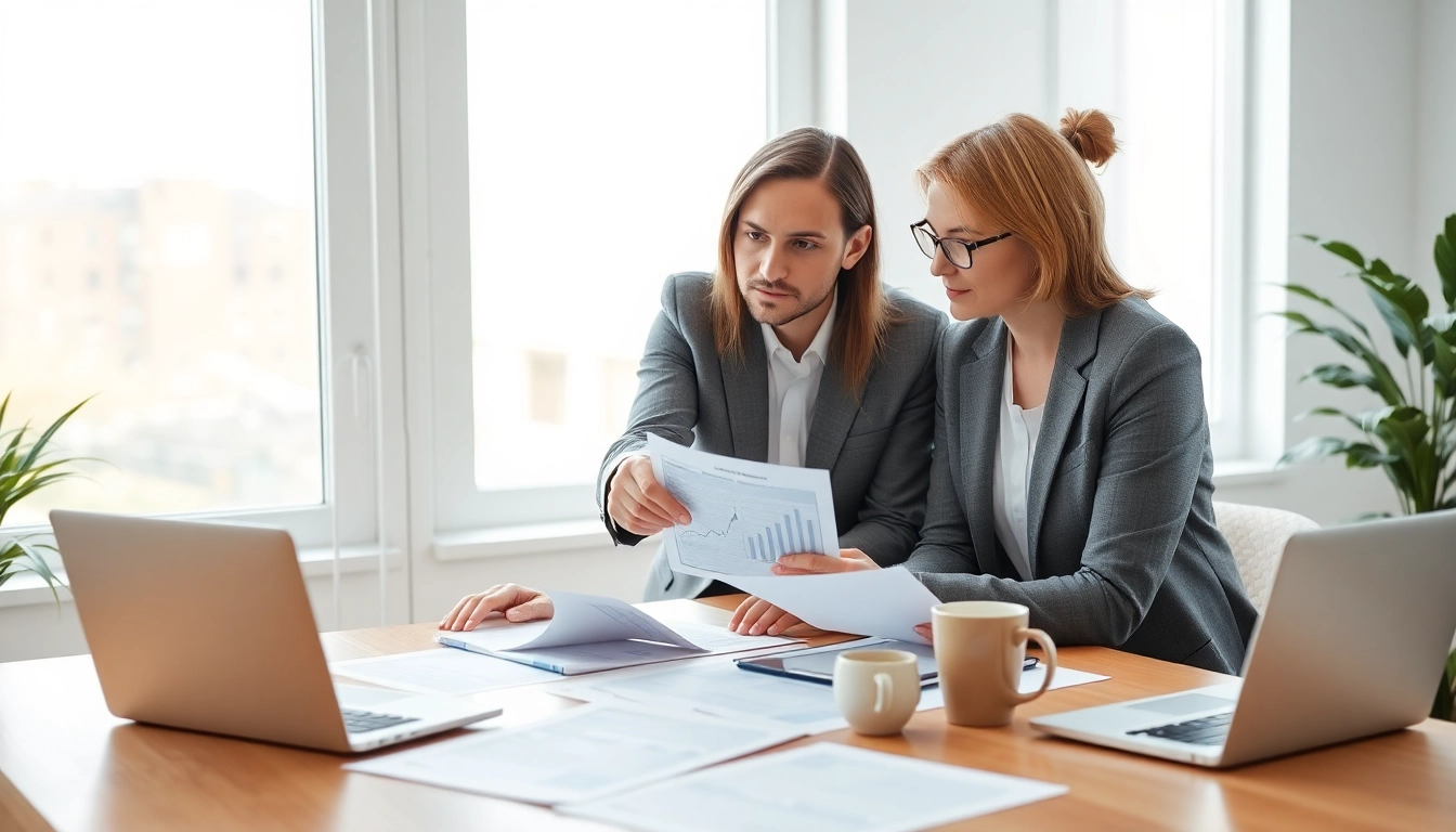Beratung über Schulden Finanzamt Ratenzahlung mit einem Finanzberater und einem Klienten.