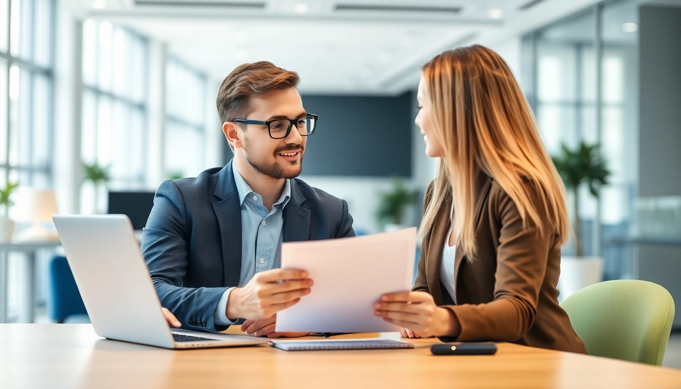 Headhunter IT Diskussion über Lebensläufe in modernem Büro mit Klienten.