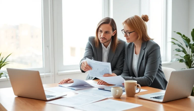 Beratung über Schulden Finanzamt Ratenzahlung mit einem Finanzberater und einem Klienten.