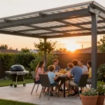 Gemütliche Terrasse mit Terrassenüberdachungen, Familie genießt Abendessen im Freien.